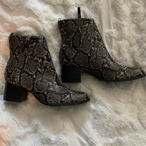 Faux Snake Skin Old Navy Zip Ankle Boots Size 9